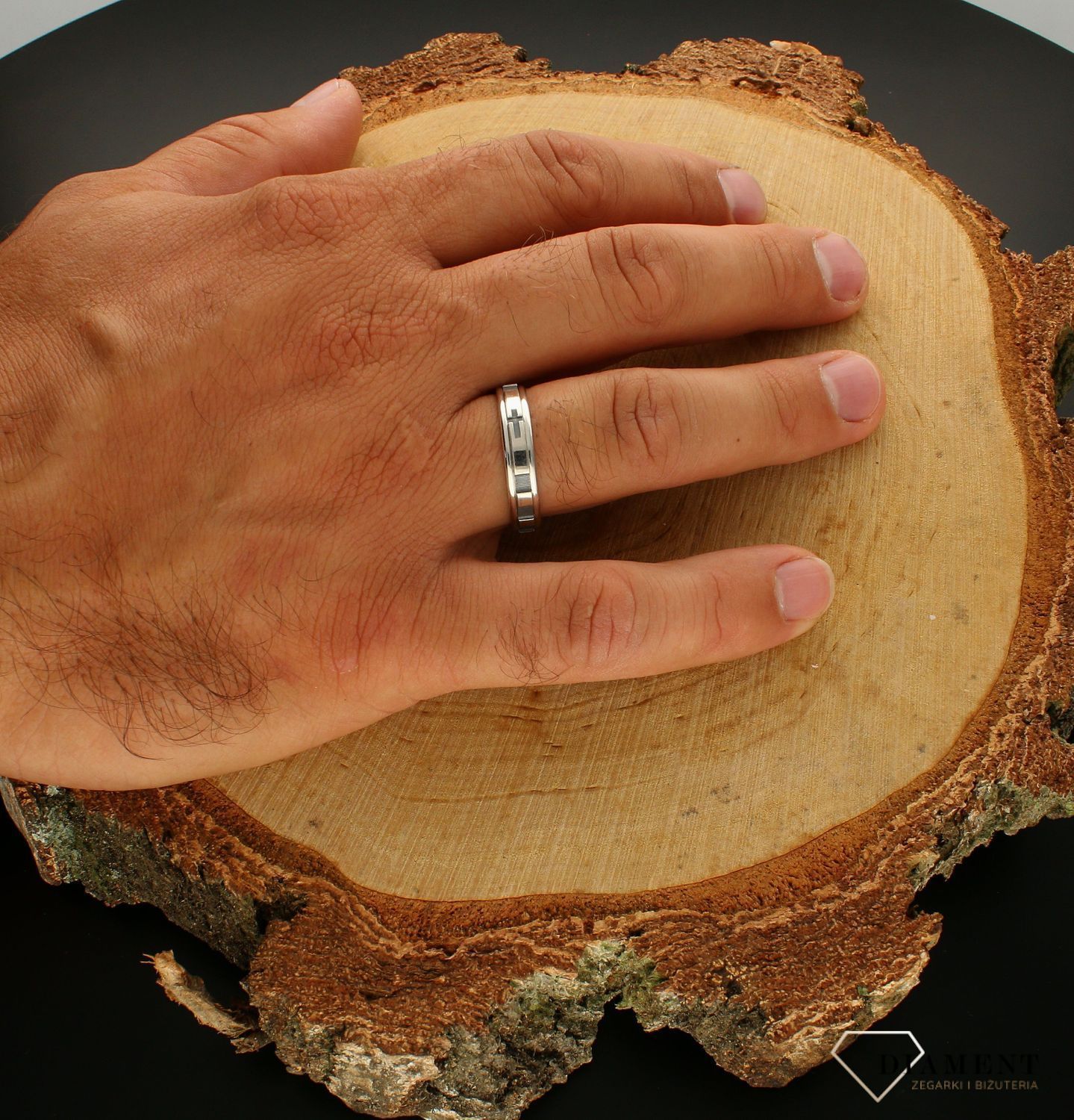 Srebrny pierścionek obrączka 925 z grawerowaniem DIA-PRS-400226 GJ-925.  Pierścionek srebrny obrączka spodoba się niezależnej, odważnej kobiecie, kochającej wyraziste dodatki, które podkreślają osobowość. Biżuteria zachwyca  (1).jpg